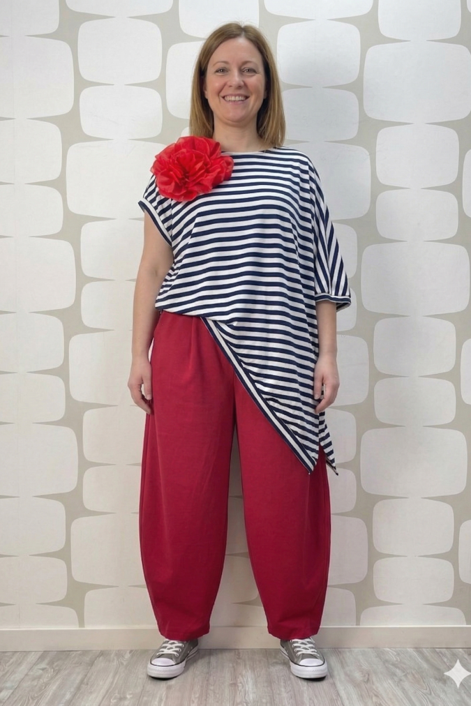 outfit curvy con Maglia Noa a righe blu bianco e Pantalone Hargrove rosso