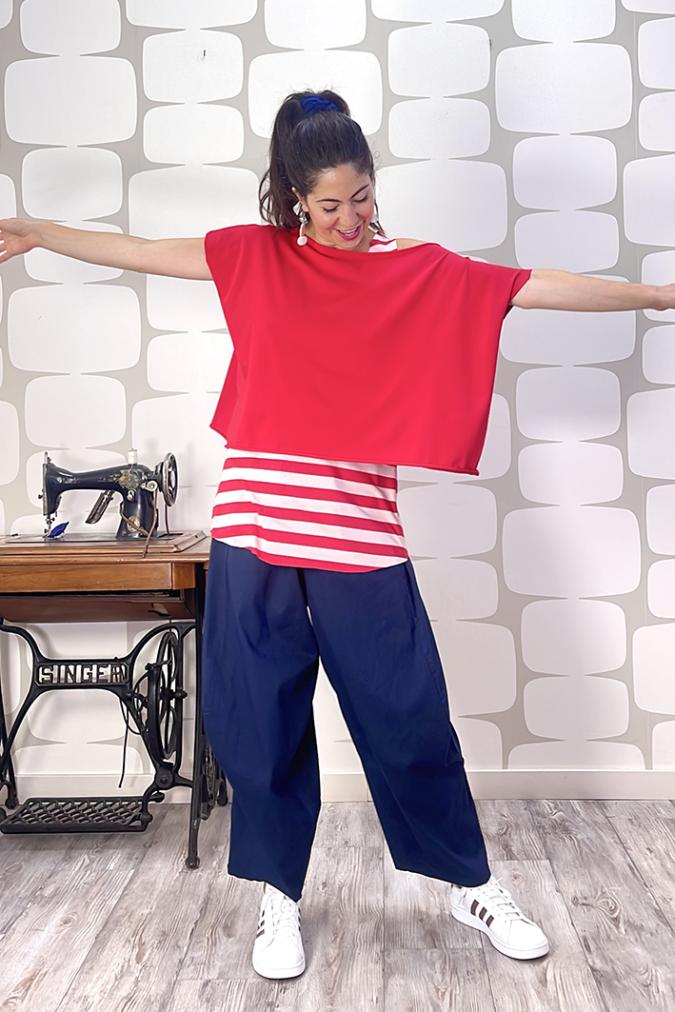 Maglia nora hug sartoriale rossa, outfit con pantalone nebula blu e canotta a riga larga rosso e rosa sartoriale