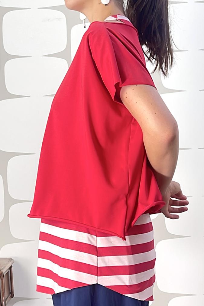 Maglia nora hug sartoriale rossa, dettaglio laterale