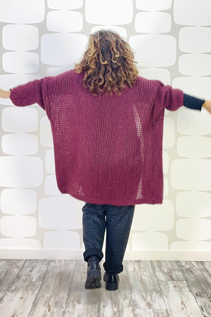 outfit Cardigan Gertrude vino, maglia mergie sartoriale nera, Pantalone Oberon grigio - fabbrica di giuggiole