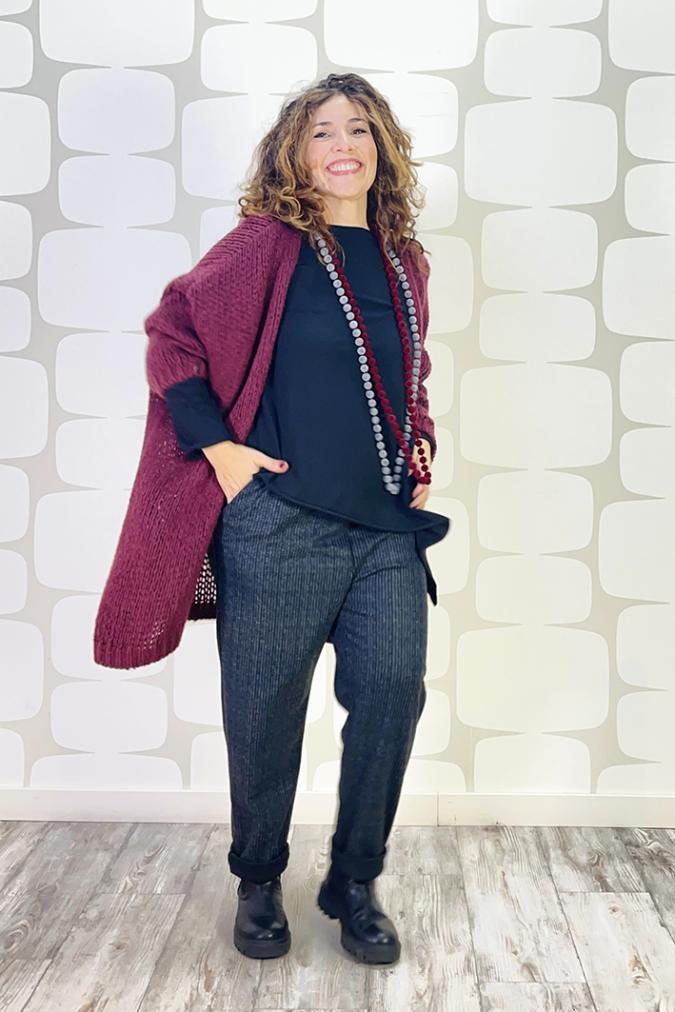 outfit Cardigan Gertrude vino, maglia mergie sartoriale nera, Pantalone Oberon grigio - fabbrica di giuggiole