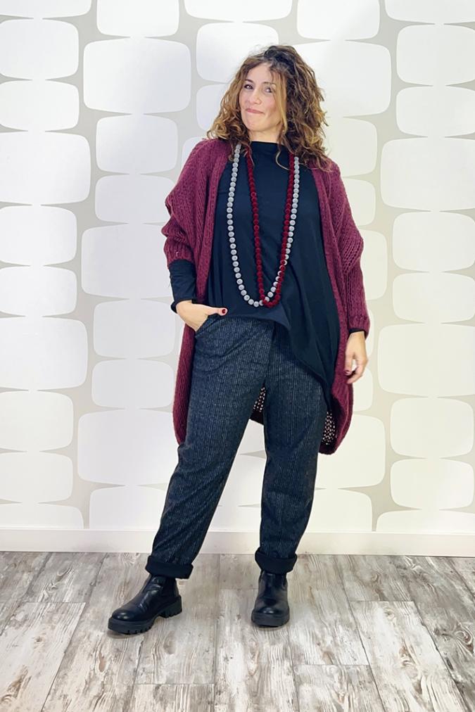 outfit Cardigan Gertrude vino, maglia mergie sartoriale nera, Pantalone Oberon grigio - fabbrica di giuggiole