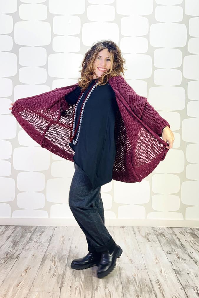 outfit Cardigan Gertrude vino, maglia mergie sartoriale nera, Pantalone Oberon grigio - fabbrica di giuggiole