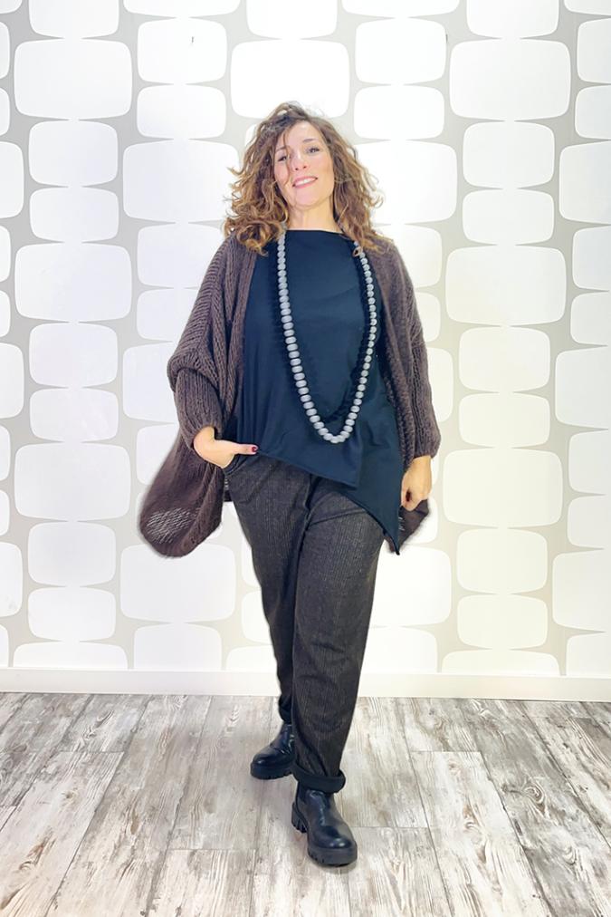 outfit Cardigan Gertrude marrone, maglia mergie sartoriale nera, Pantalone Oberon marrone - fabbrica di giuggiole