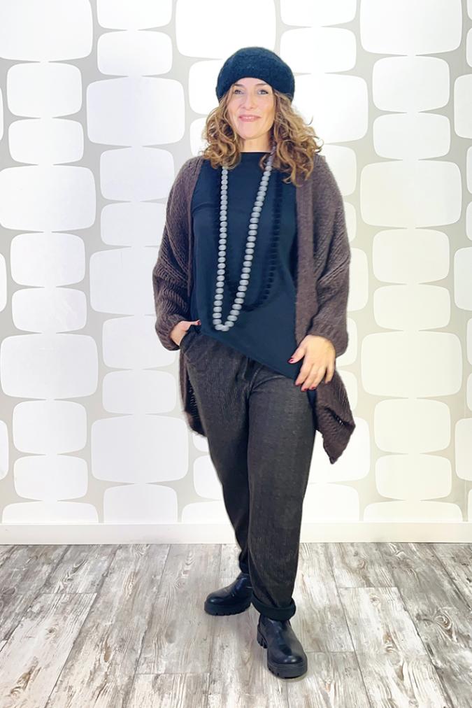 outfit Cardigan Gertrude marrone, maglia mergie sartoriale nera, Pantalone Oberon marrone - fabbrica di giuggiole
