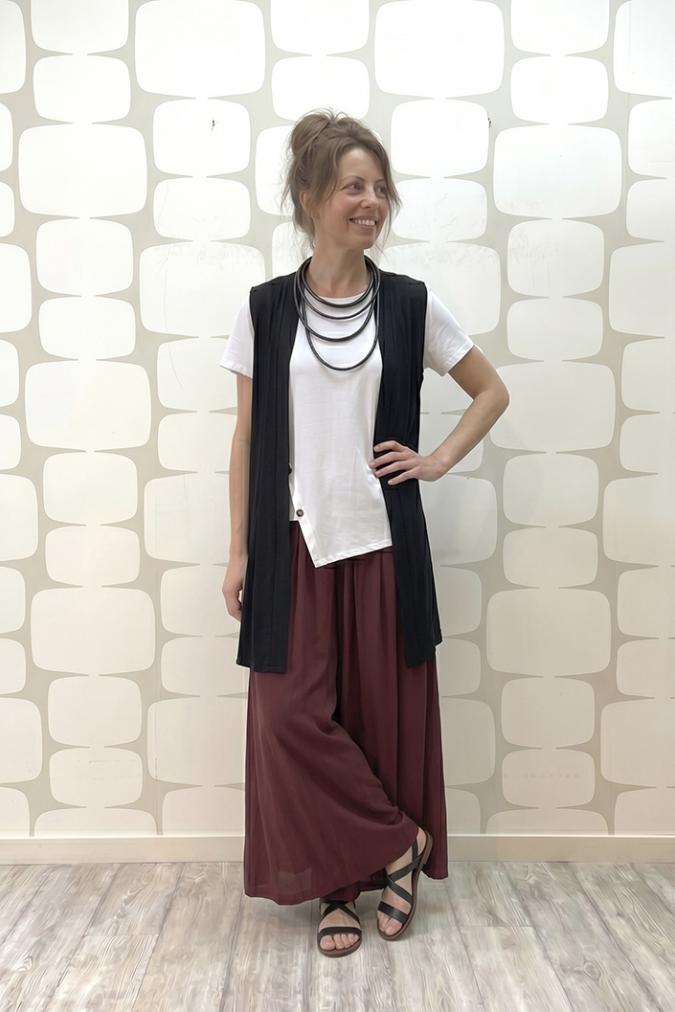 outfit con Gilet Maelle nero, Maglia Vertical bianca e Pantalone Odine vino