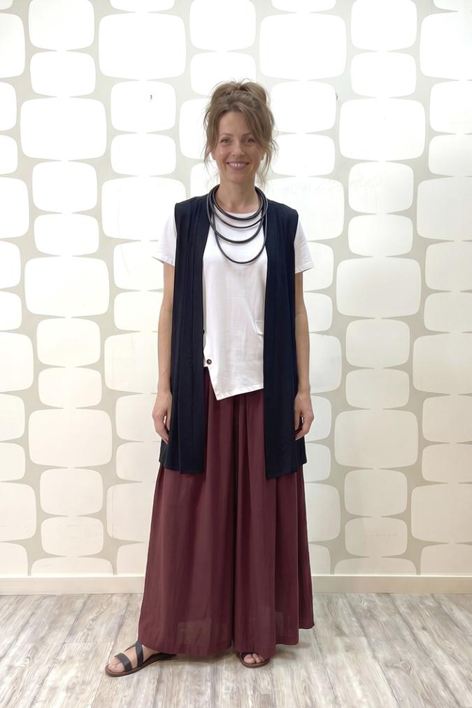 outfit con Gilet Maelle nero, Maglia Vertical bianca e Pantalone Odine vino