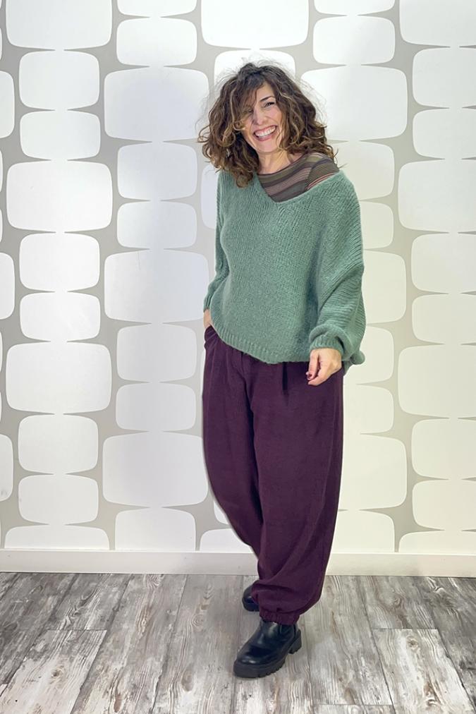 outfit con Maglia Laerte salvia, maglia basica in misto cachere multiriga, Pantalone Oswald prugna - fabbrica di giuggiole