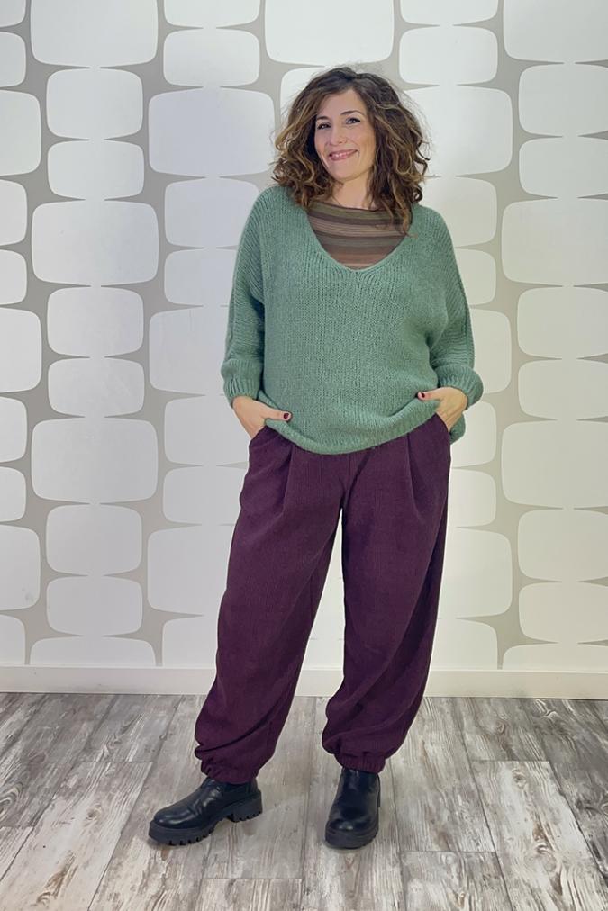 outfit con Maglia Laerte salvia, maglia basica in misto cachere multiriga, Pantalone Oswald prugna - fabbrica di giuggiole