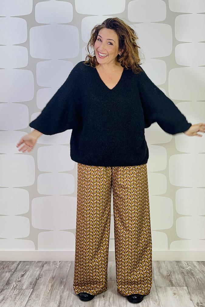 outfit con Maglia Paloma nero e Pantalone Joris sartoriale a fantasia