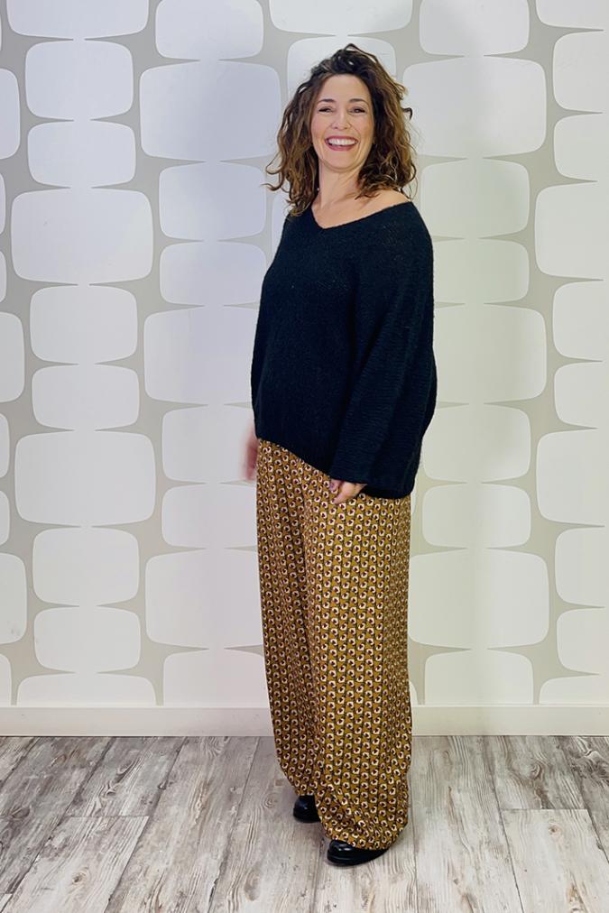 outfit con Maglia Paloma nero e Pantalone Joris sartoriale a fantasia