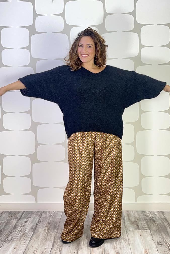 outfit con Maglia Paloma nero e Pantalone Joris sartoriale a fantasia