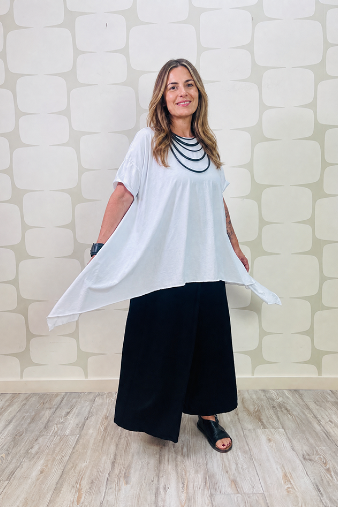 outfit con Maglia Pam bianca e Pantalone Spencer sartoriale nero