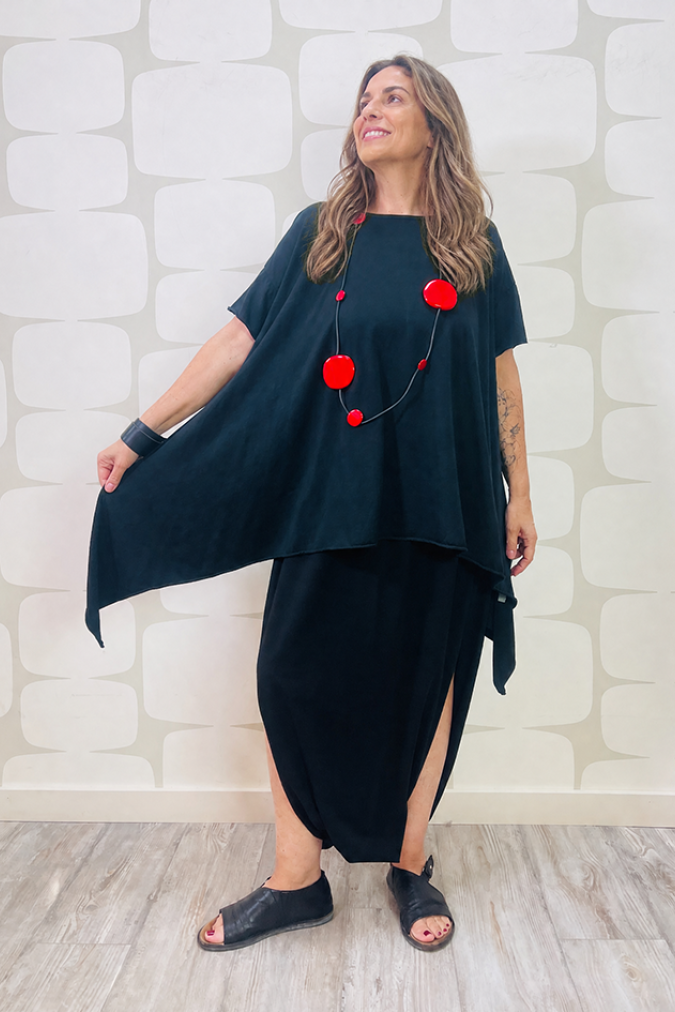 outfit con Maglia Pam nera e Pantagonna Jupe hug sartoriale nera