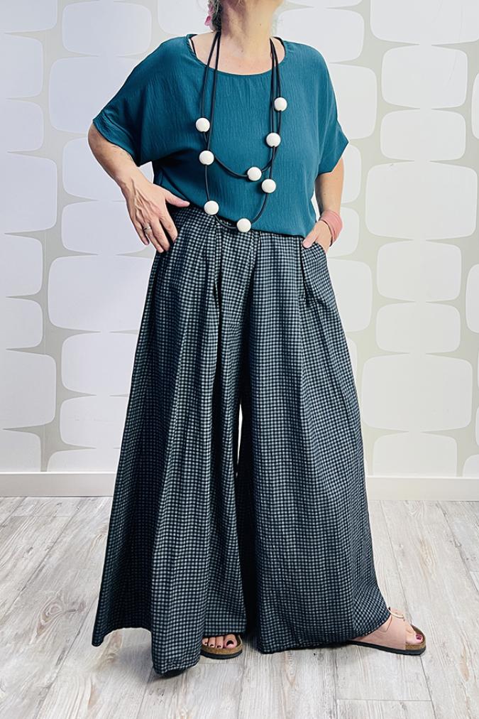 outfit con Blusa Maria petrolio e Pantalone Peintures nero