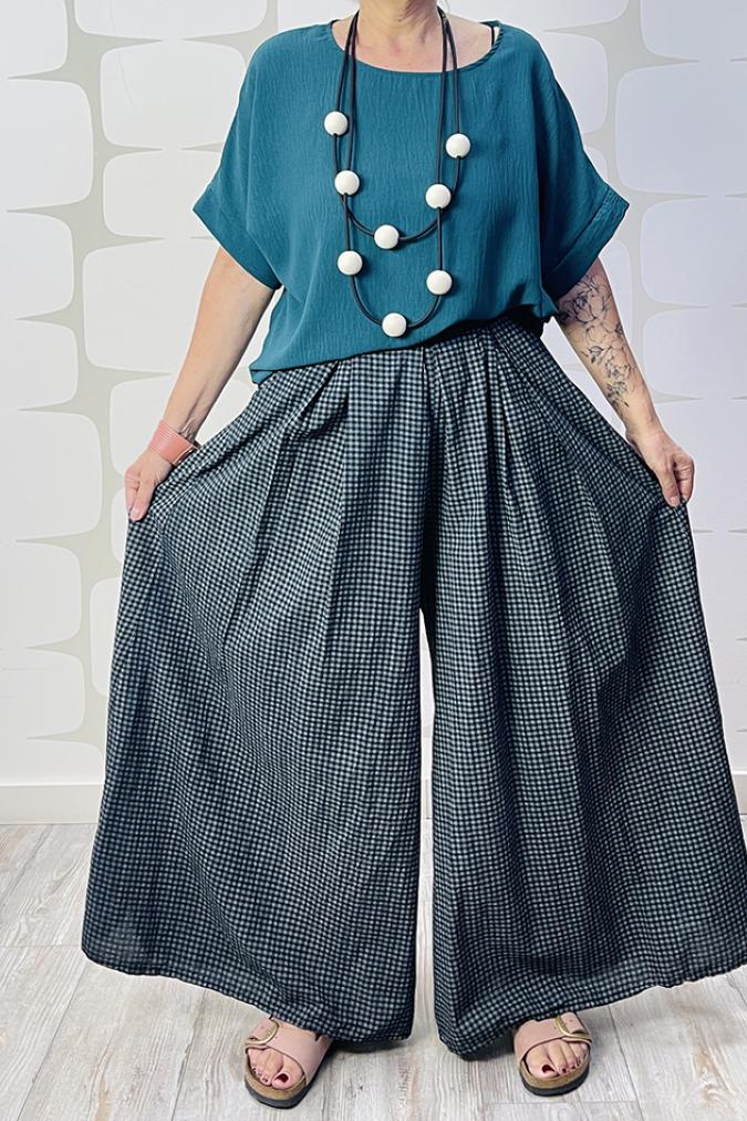 outfit con Blusa Maria petrolio e Pantalone Peintures nero