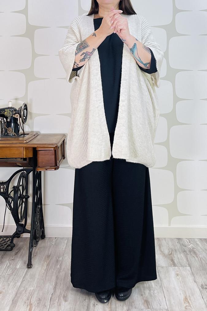 OUTFTI curvy con Cardigan Precious corda, Maglia Sophie Turner sartoriale nera, Pantalone Palace Karlsson sartoriale nero, collana udon bordeaux - abbigliamento femminile fabbrica di giuggiole