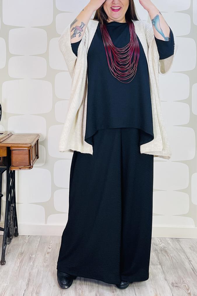 OUTFTI curvy con Cardigan Precious corda, Maglia Sophie Turner sartoriale nera, Pantalone Palace Karlsson sartoriale nero, collana udon bordeaux - abbigliamento femminile fabbrica di giuggiole