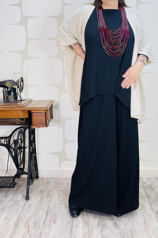 OUTFTI curvy con Cardigan Precious corda, Maglia Sophie Turner sartoriale nera, Pantalone Palace Karlsson sartoriale nero, collana udon bordeaux - abbigliamento femminile fabbrica di giuggiole