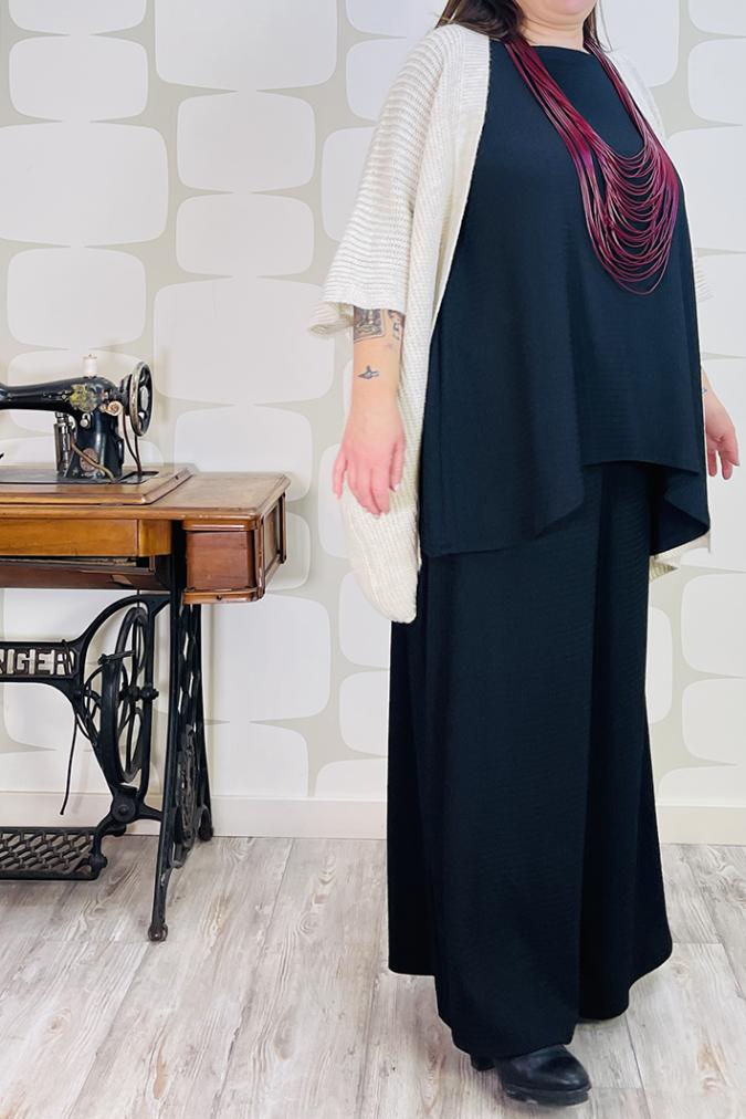 OUTFTI curvy con Cardigan Precious corda, Maglia Sophie Turner sartoriale nera, Pantalone Palace Karlsson sartoriale nero, collana udon bordeaux - abbigliamento femminile fabbrica di giuggiole