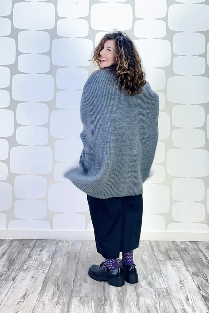 outfit con Cardigan Precious grigio, Maglia Mote verde nero, Pantalone Edmund nero - fabbrica di giuggiole