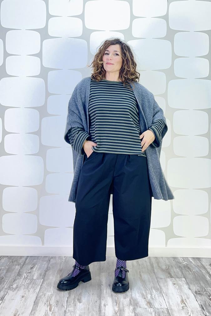 outfit con Cardigan Precious grigio, Maglia Mote verde nero, Pantalone Edmund nero - fabbrica di giuggiole