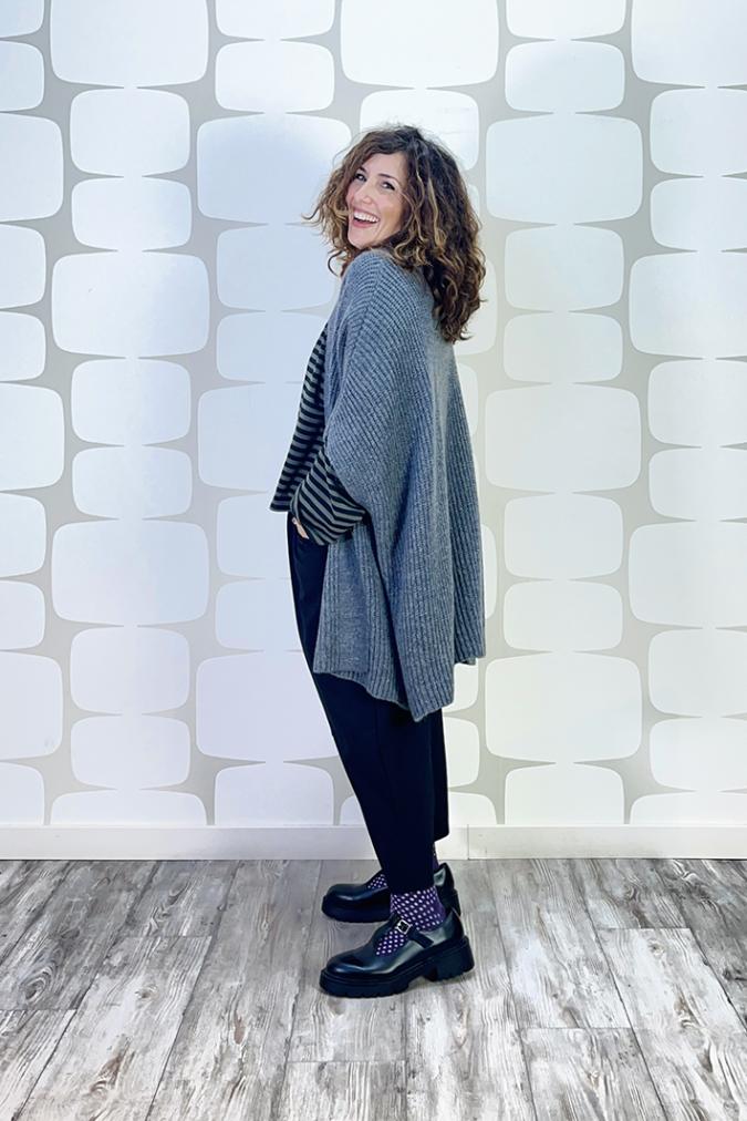 outfit con Cardigan Precious grigio, Maglia Mote verde nero, Pantalone Edmund nero - fabbrica di giuggiole