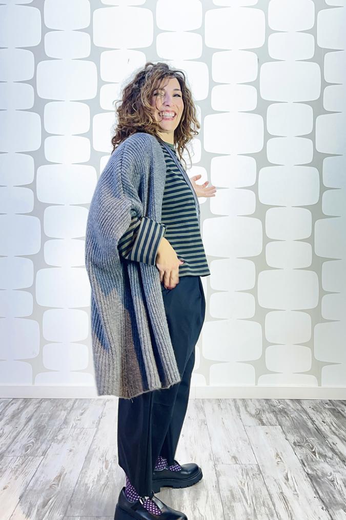 outfit con Cardigan Precious grigio, Maglia Mote verde nero, Pantalone Edmund nero - fabbrica di giuggiole