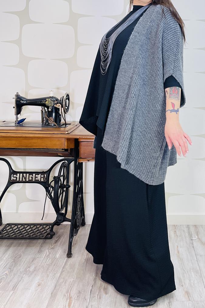 OUTFTI curvy con Cardigan Precious grigio, Maglia Sophie Turner sartoriale nera, Pantalone Palace Karlsson sartoriale nero, collana udon grigio - abbigliamento femminile fabbrica di giuggiole