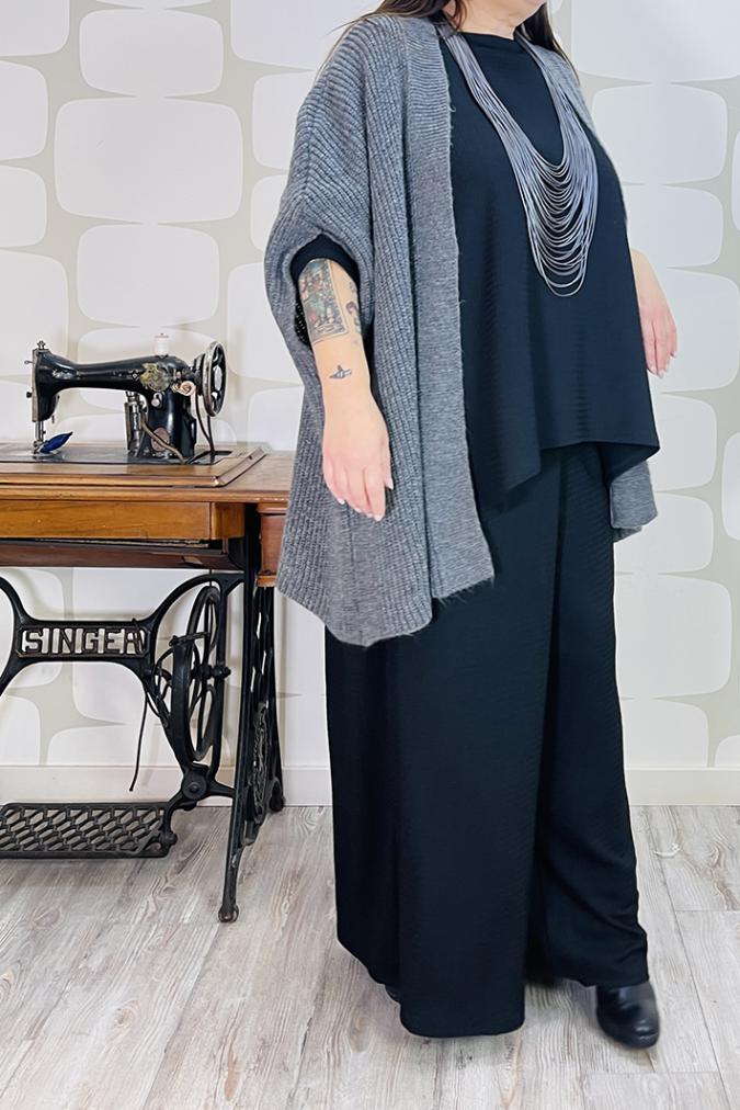 OUTFTI curvy con Cardigan Precious grigio, Maglia Sophie Turner sartoriale nera, Pantalone Palace Karlsson sartoriale nero, collana udon grigio - abbigliamento femminile fabbrica di giuggiole
