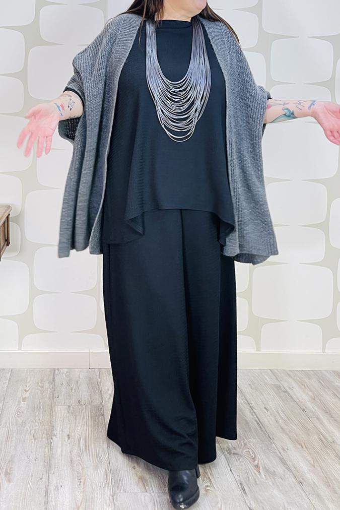 OUTFTI curvy con Cardigan Precious grigio, Maglia Sophie Turner sartoriale nera, Pantalone Palace Karlsson sartoriale nero, collana udon grigio - abbigliamento femminile fabbrica di giuggiole