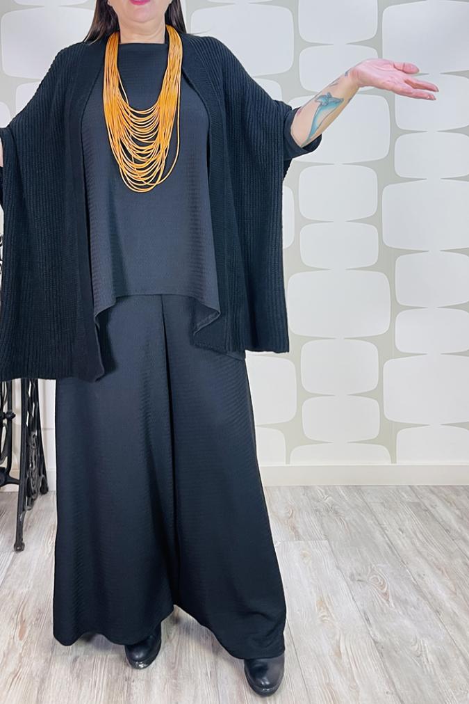 OUTFTI curvy con Cardigan Precious nero, Maglia Sophie Turner sartoriale nera, Pantalone Palace Karlsson sartoriale nero, collana udon ocra - abbigliamento femminile fabbrica di giuggiole