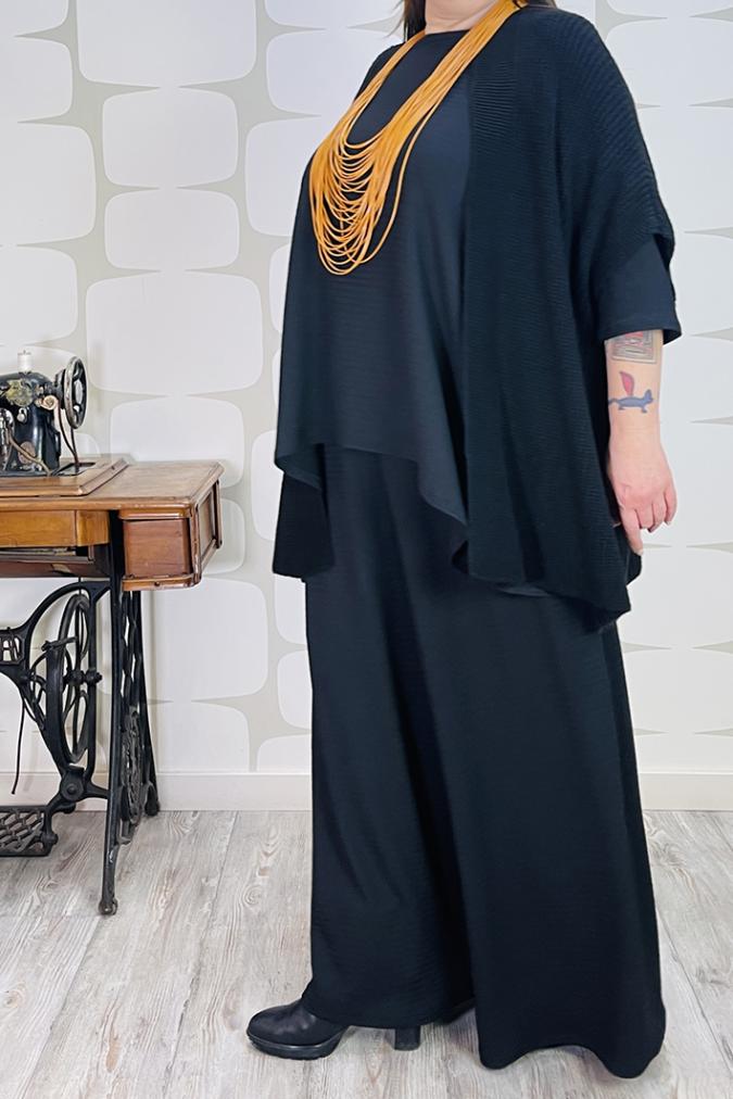 OUTFTI curvy con Cardigan Precious nero, Maglia Sophie Turner sartoriale nera, Pantalone Palace Karlsson sartoriale nero, collana udon ocra - abbigliamento femminile fabbrica di giuggiole