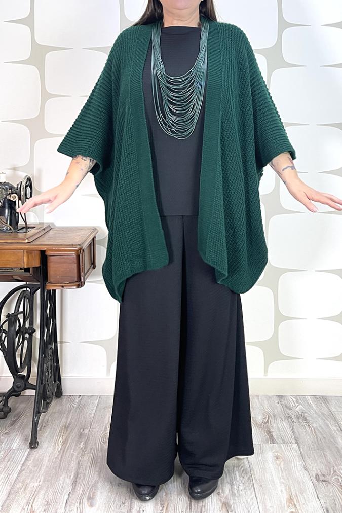 OUTFTI curvy con Cardigan Precious verde, Maglia Sophie Turner sartoriale nera, Pantalone Palace Karlsson sartoriale nero, collana udon verde - abbigliamento femminile fabbrica di giuggiole