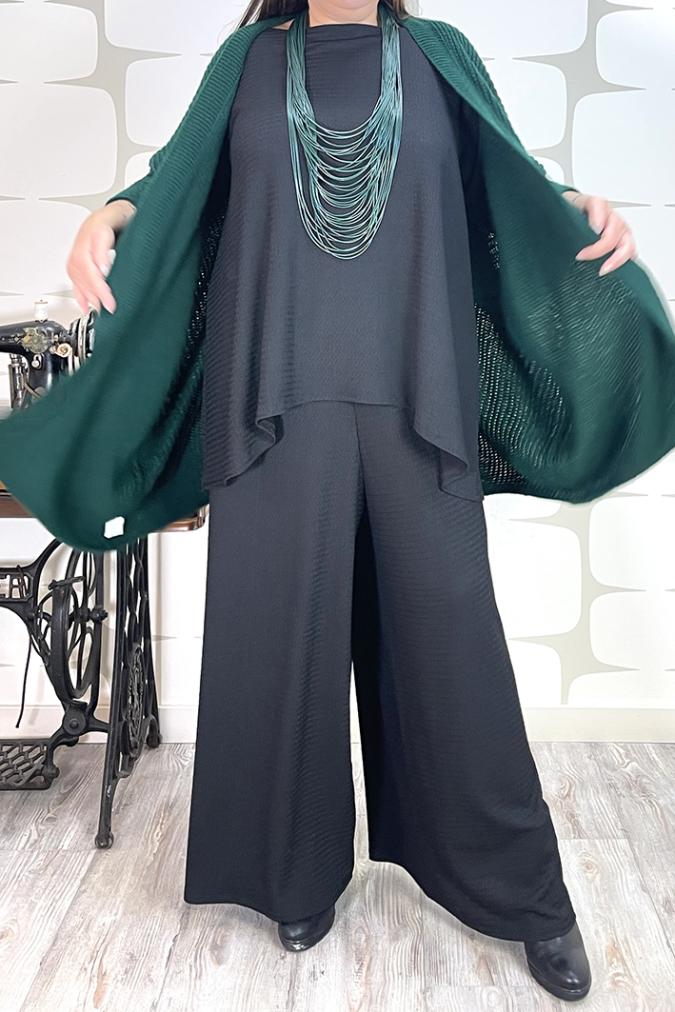 OUTFTI curvy con Cardigan Precious verde, Maglia Sophie Turner sartoriale nera, Pantalone Palace Karlsson sartoriale nero, collana udon verde - abbigliamento femminile fabbrica di giuggiole