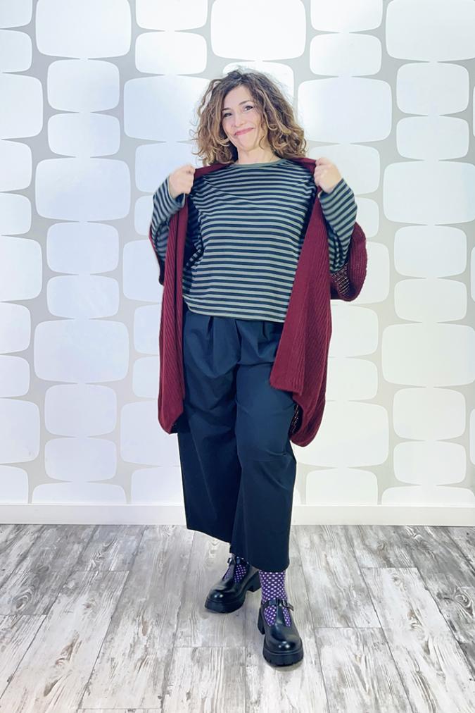 outfit con Cardigan Precious vino, Maglia Mote verde nero, Pantalone Edmund nero - fabbrica di giuggiole