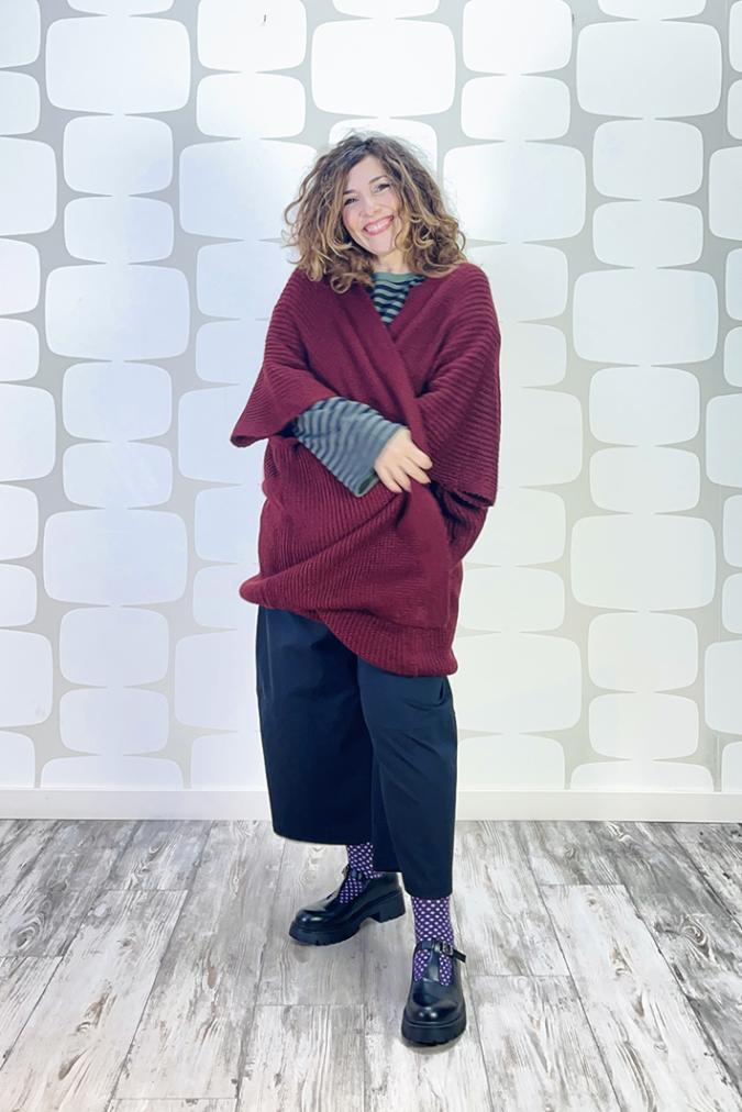 outfit con Cardigan Precious vino, Maglia Mote verde nero, Pantalone Edmund nero - fabbrica di giuggiole