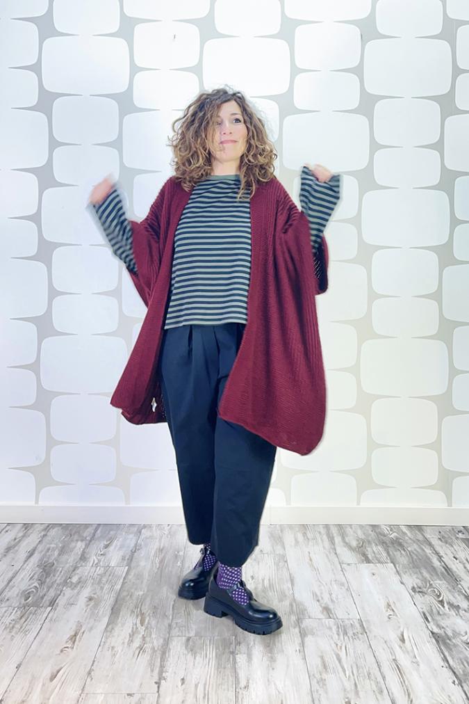 outfit con Cardigan Precious vino, Maglia Mote verde nero, Pantalone Edmund nero - fabbrica di giuggiole