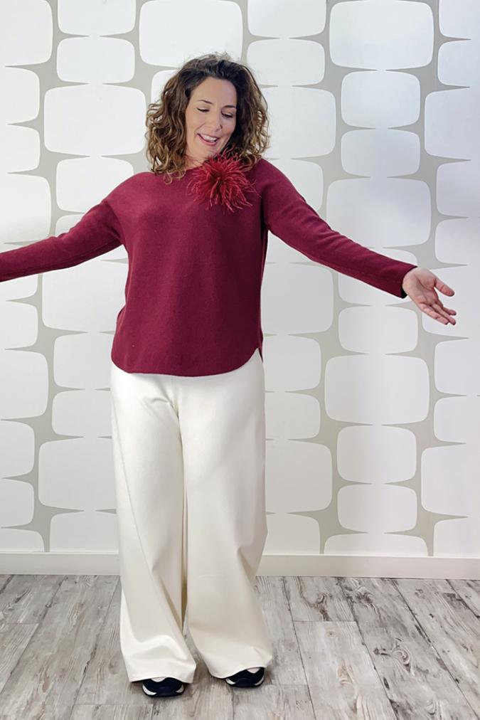 outfit con maglia quincy bordeaux, spilla soffio bordeaux, Pantalone Monaco sartoriale panna