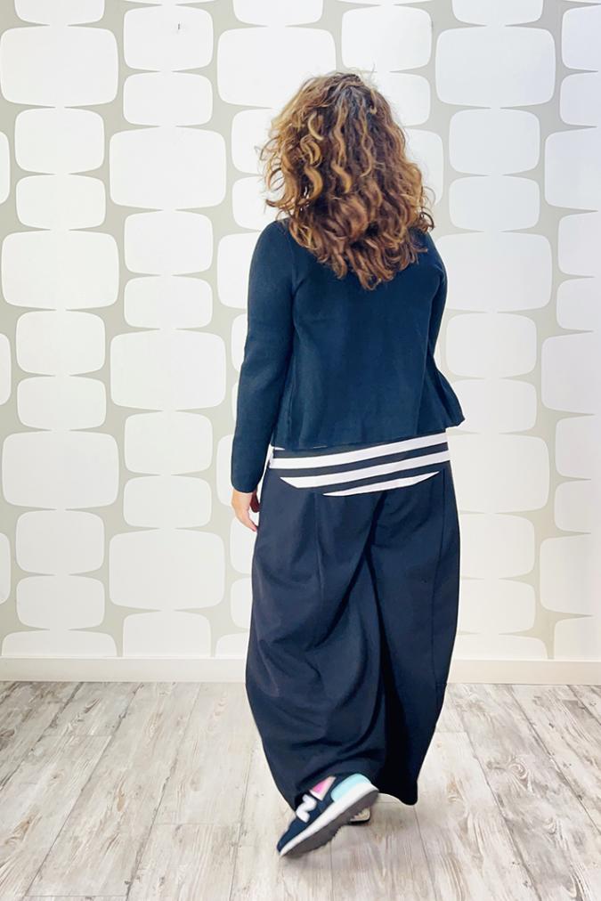 outfit con Giacca Ralston nera, Pantalone Briques sartoriale nero, canotta a riga larga bianca e nera sartoriale