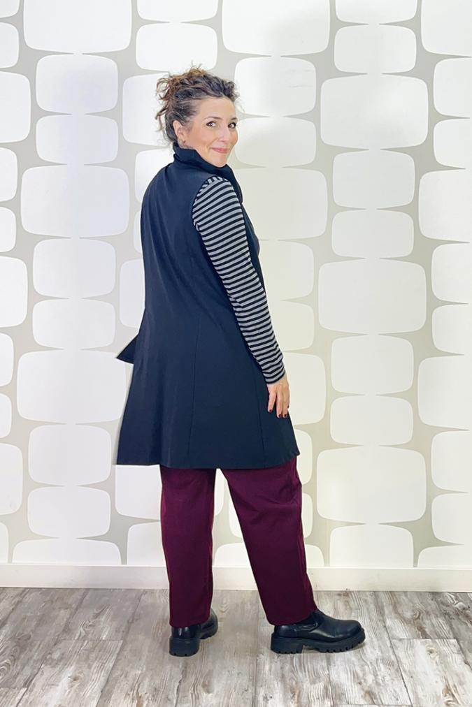 outfit con Gilet Elsinor nero sovrapposto ad una maglia basica a righe sartoriale grigio nere, Pantalone Regan vino - fabbrica di giuggiole