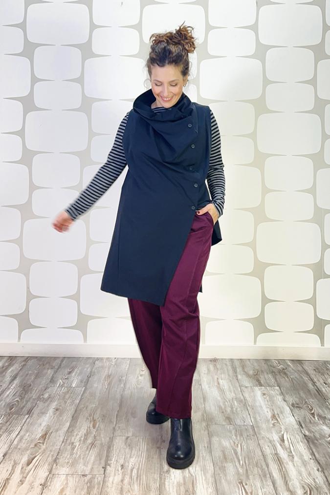 outfit con Gilet Elsinor nero sovrapposto ad una maglia basica a righe sartoriale grigio nere, Pantalone Regan vino - fabbrica di giuggiole