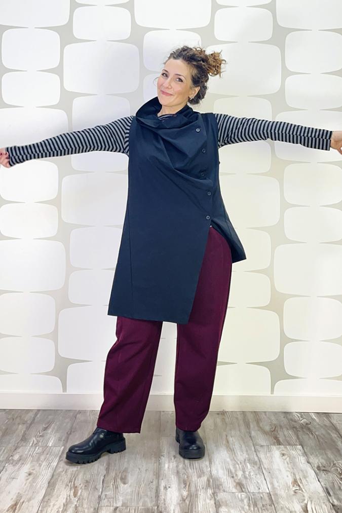 outfit con Gilet Elsinor nero sovrapposto ad una maglia basica a righe sartoriale grigio nere, Pantalone Regan vino - fabbrica di giuggiole