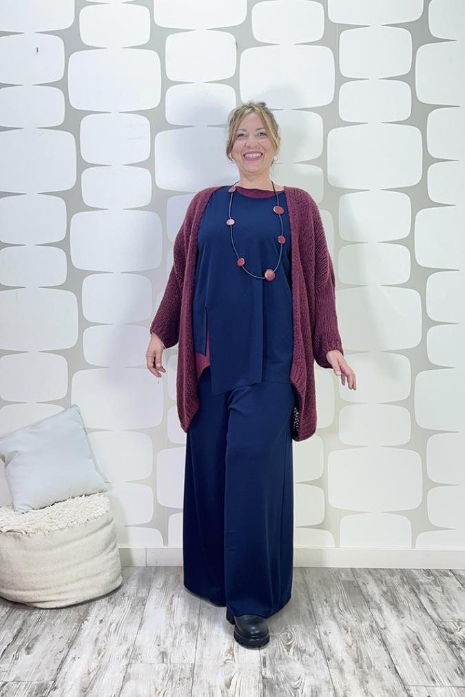 OUTFIT CURVY sartoriale Maglia Sandra sartoriale blu, maglia telly tinta unita sartoriale vino, Cardigan Gertrude vino, pantalone Palace Karlsson sartoriale blu - fabbrica di giuggiole