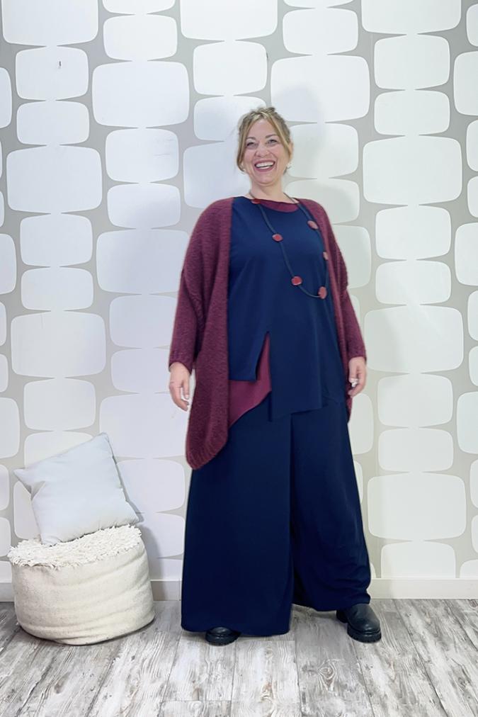OUTFIT CURVY sartoriale Maglia Sandra sartoriale blu, maglia telly tinta unita sartoriale vino, Cardigan Gertrude vino, pantalone Palace Karlsson sartoriale blu - fabbrica di giuggiole