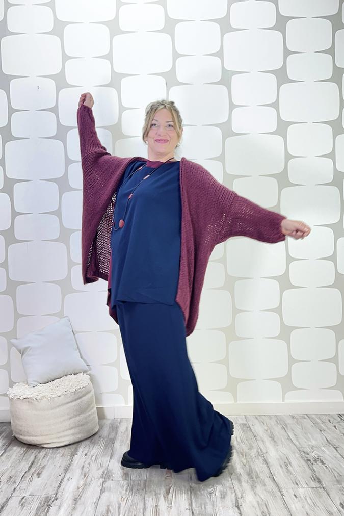 OUTFIT CURVY sartoriale Maglia Sandra sartoriale blu, maglia telly tinta unita sartoriale vino, Cardigan Gertrude vino, pantalone Palace Karlsson sartoriale blu - fabbrica di giuggiole