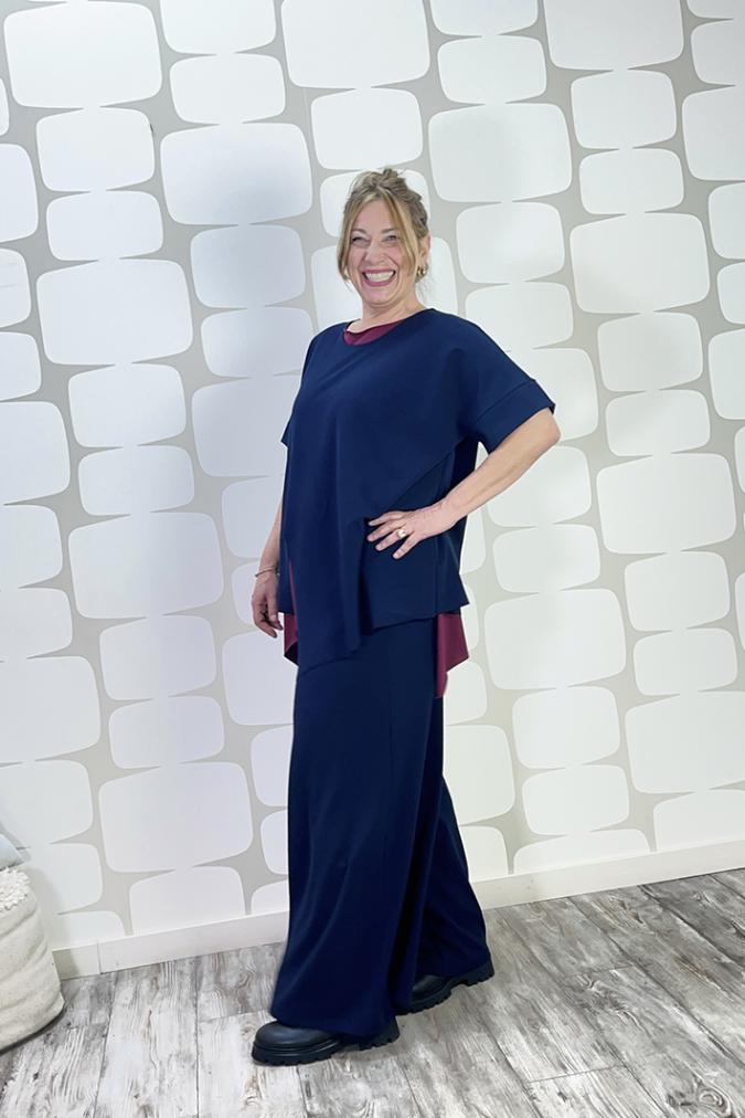 OUTFIT CURVY sartoriale Maglia Sandra sartoriale blu, maglia telly tinta unita sartoriale vino, Cardigan Gertrude vino, pantalone Palace Karlsson sartoriale blu - fabbrica di giuggiole