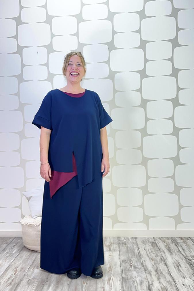 OUTFIT CURVY sartoriale Maglia Sandra sartoriale blu, maglia telly tinta unita sartoriale vino, Cardigan Gertrude vino, pantalone Palace Karlsson sartoriale blu - fabbrica di giuggiole
