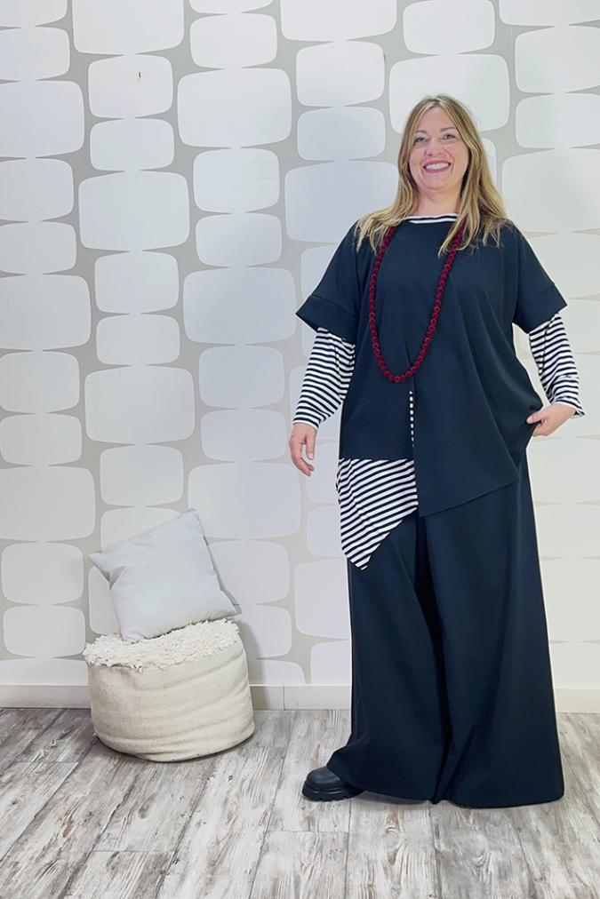 OUTFIT CURVY sartoriale con Maglia Sandra sartoriale nera, Maglia Elisa sartoriale a righe bianco e nero, Pantalone Palace Karlsson nero - fabbrica di giuggiole