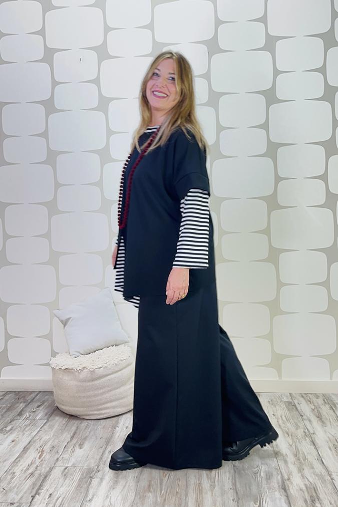 OUTFIT CURVY sartoriale con Maglia Sandra sartoriale nera, Maglia Elisa sartoriale a righe bianco e nero, Pantalone Palace Karlsson nero - fabbrica di giuggiole